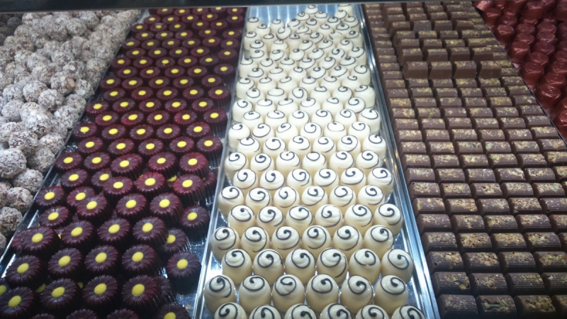 vente-LE BAR SUR LOUP-min_chocolates_milk_chocolate_white_chocolate_truffles_candy_food_treat_cacao-1213769