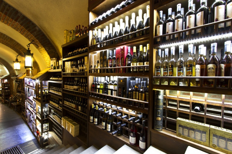 vente-LE BAR SUR LOUP-min_world_street_travel_shop_canon_georgia_wine_bottles-429767